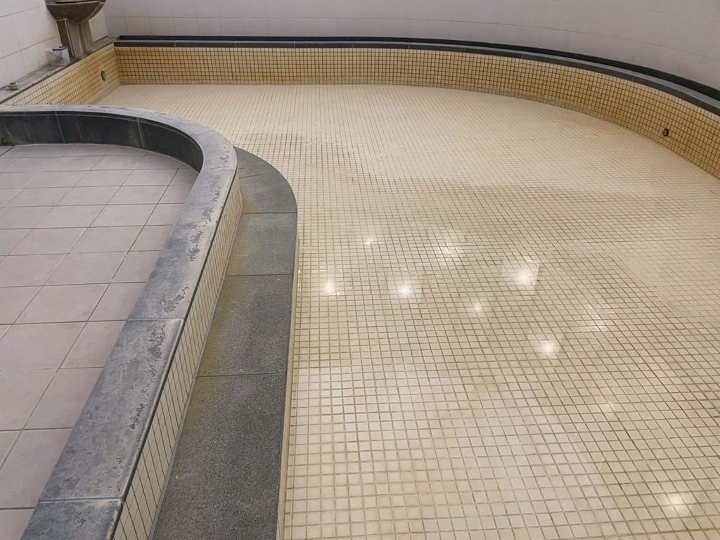 大浴場の床面　洗浄前