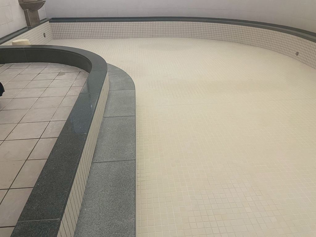 大浴場の床面　洗浄後